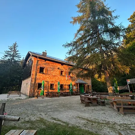 Mountain Hut Dom Pod Storzicem