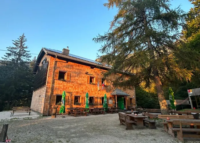 Mountain Hut Dom Pod Storzicem